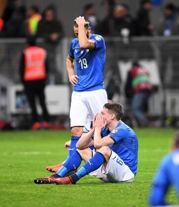 Fußball, WM Playoffs, Italien - Schweden Fussball International WM 2018 Play Off Rueckspiel in Mailand 13.11.2017 Italien - Schweden Emttaeuschung Italien nach dem Spiel; Andrea BELOTTI (Boden) und Leonardo BONUCCI (hinten) Mailand