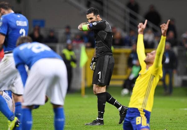 Fussball International WM 2018 Play Off Rueckspiel in Mailand 13.11.2017 Italien - Schweden Torwart Gianluigi Buffon (Mitte, Italien) enttaeuscht nach dem Spiel, er beendet sein Nationalmannschaftskarriere Mailand