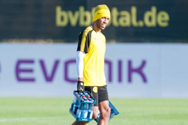 Pierre-Emerick AUBAMEYANG (DO) traegt Wasserkaesten nach dem Training, Fussball 1. Bundesliga, Training, Borussia Dortmund (DO) am 13.11.2017 in Dortmund Deutschland. Â