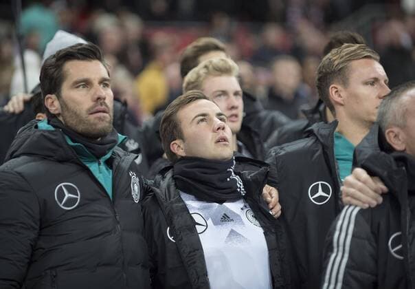 v.l. Fitnesstrainer Yann Benjamin KUGEL, Mario GOETZE (Götze, GER), Torwart Bernd LENO (GER) singen die Hymne, Nationalhymne, Fussball Laenderspiel, Freundschaftsspiel, England (ENG) - Deutschland (GER) 0:0, am 10.11.2017 in London Grossbritannien.