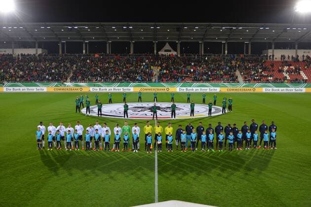 Beide Teams auf dem Rasen, Deutschland vs. England, Fussball, U20 Elite League, 14.11.2017, Zwickau Copyright: xEibner-Pressefoto BertxHarzerx EP_BHR