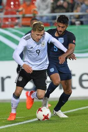 Johannes Eggestein (Deutschland U20) li. auf dem Weg zum 1:0, Easah Suliman (England U20) re., Deutschland vs. England, Fussball, U20 Elite League, 14.11.2017, Zwickau Copyright: xEibner-Pressefoto BertxHarzerx EP_BHR