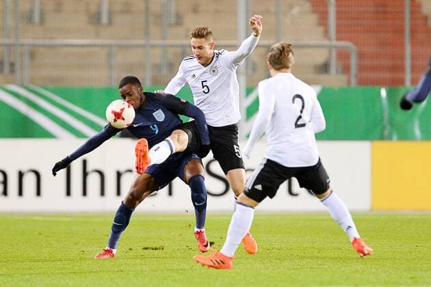 Stephy Mavididi (England U20) li., Phil Neumann (Deutschland U20) Mitte und Felix Passlack (Deutschland U20) re., Deutschland vs. England, Fussball, U20 Elite League, 14.11.2017, Zwickau Copyright: xEibner-Pressefoto BertxHarzerx EP_BHR