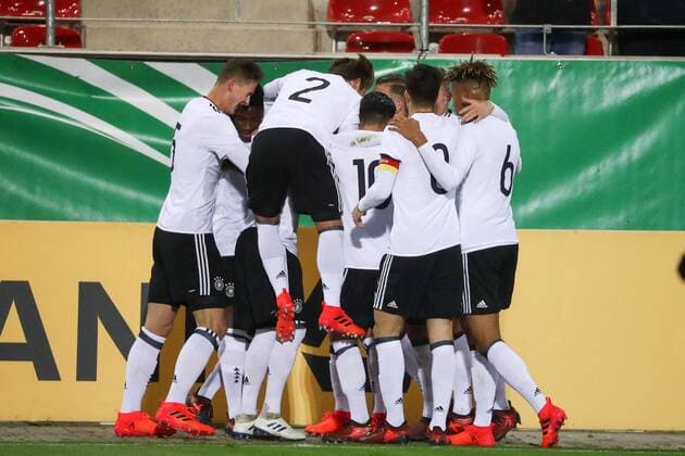 Deutschland - Italien Fussball, U20 Laenderspiel Zwickau, 14.11.2017, Stadion Zwickau, Fussball, U20 Länderspiel , Deutschland - England , Im Bild: Deutsche Spieler bejubeln das 2:0 ,
