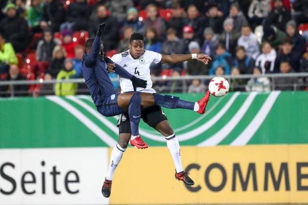 Bilder des Tages - SPORT Deutschland - Italien Fussball, U20 Laenderspiel Zwickau, 14.11.2017, Stadion Zwickau, Fussball, U20 Länderspiel , Deutschland - England , Im Bild v.l.: Stephy Mavididi (U20 ENG) und Frederic Ananou (U20 GER, Roda Kerkrade) ,