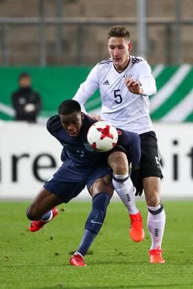 Deutschland - Italien Fussball, U20 Laenderspiel Zwickau, 14.11.2017, Stadion Zwickau, Fussball, U20 Länderspiel , Deutschland - England , Im Bild v.l.: Stephy Mavididi (U20 ENG) und Julian Chabot (U20 GER, Sparta Rotterdam) ,