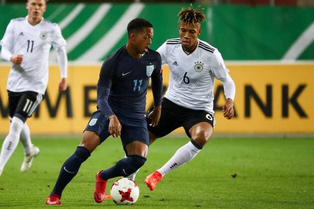 Deutschland - Italien Fussball, U20 Laenderspiel Zwickau, 14.11.2017, Stadion Zwickau, Fussball, U20 Länderspiel , Deutschland - England , Im Bild v.l.: Chris Willock (U20 ENG) und Dzenis Burnic (U20 GER, Stuttgart) ,