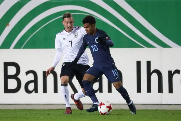 Deutschland - Italien Fussball, U20 Laenderspiel Zwickau, 14.11.2017, Stadion Zwickau, Fussball, U20 Länderspiel , Deutschland - England , Im Bild: David Raum (U20 GER, Frankfurt) und Marcus Edwards (U20 ENG) ,