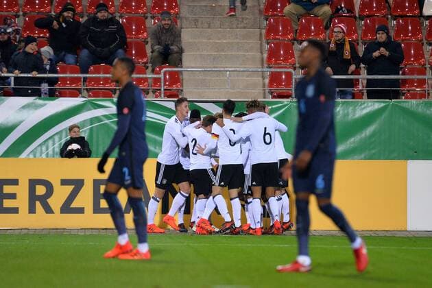Spieler der deutschen Nationalmannschaft U20 bejubeln das 2:0, Ezri Konsa (England U20) li. und Reece Oxford (England U20) re., frustriertDeutschland vs. England, Fussball, U20 Elite League, 14.11.2017, Zwickau Copyright: xEibner-Pressefoto BertxHarzerx EP_BHR