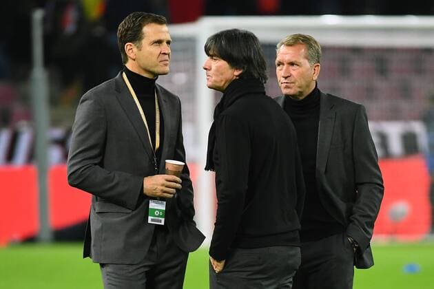 14.11.2017, xjhx, Fussball Laenderspiel Freundschaftsspiel, Deutschland - Frankreich, emspor, v.l. Team Manager Oliver Bierhoff (Deutsche Fussball Nationalmannschaft DFB), Trainer Joachim JOGI Loew (Deutsche Fussball Nationalmannschaft DFB), Torwart Trainer Andreas Koepke (Deutsche Fussball Nationalmannschaft DFB) Koeln