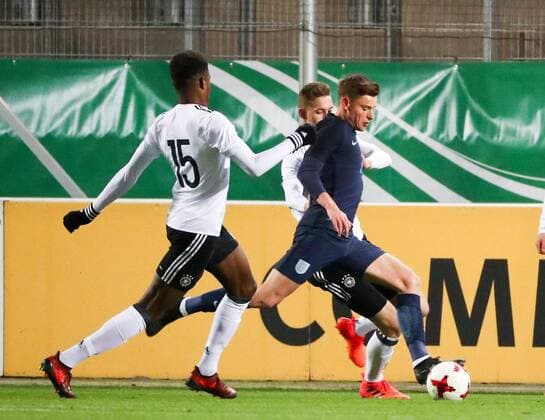 Deutschland - Italien Fussball, U20 Laenderspiel Zwickau, 14.11.2017, Stadion Zwickau, Fussball, U20 Länderspiel , Deutschland - England 2:1 (2:0) , Tor für England - Harvey Barnes (U20 ENG) trifft zum 2:1 Im Bild v.l.: Tsiy William Ndenge (U20 GER, Roda Kerkrade) und Harvey Barnes (U20 ENG) ,
