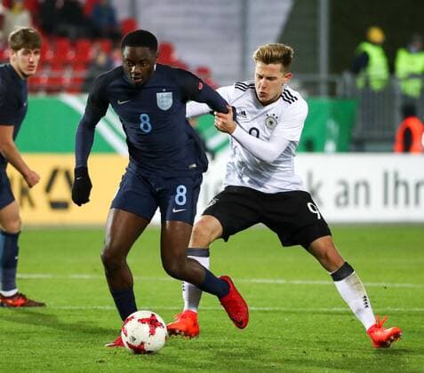 Deutschland - Italien Fussball, U20 Laenderspiel Zwickau, 14.11.2017, Stadion Zwickau, Fussball, U20 Länderspiel , Deutschland - England 2:1 (2:0) , Im Bild v.l.: Josh Dasilva (U20 ENG) und Johannes Eggestein (U20 GER, Bremen) ,