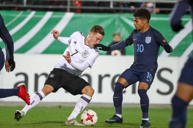 Deutschland - Italien Fussball, U20 Laenderspiel Zwickau, 14.11.2017, Stadion Zwickau, Fussball, U20 Länderspiel , Deutschland - England 2:1 (2:0) , Im Bild v.l.:David Raum (U20 GER, Frankfurt) und Marcus Edwards (U20 ENG) ,