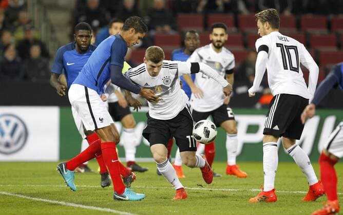 Köln, RheinEnergieStadion, 14.11.17: Raphael Varane (Frankreich) (L) gegen Timo Werner (Deutschland) beim Länderspiel Deutschland vs. Frankreich.