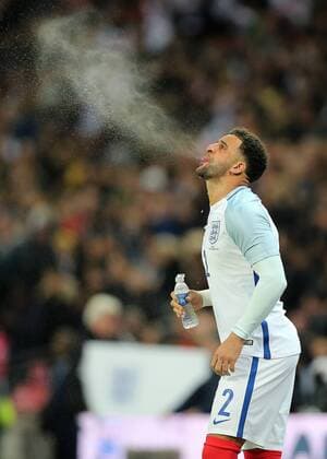 Bilder des Tages - SPORT 14th November 2017, Wembley Stadium, London, England; International football friendly, England versus Brazil; Kyle Walker of England sprays water before kick off  ActionPlus11951230