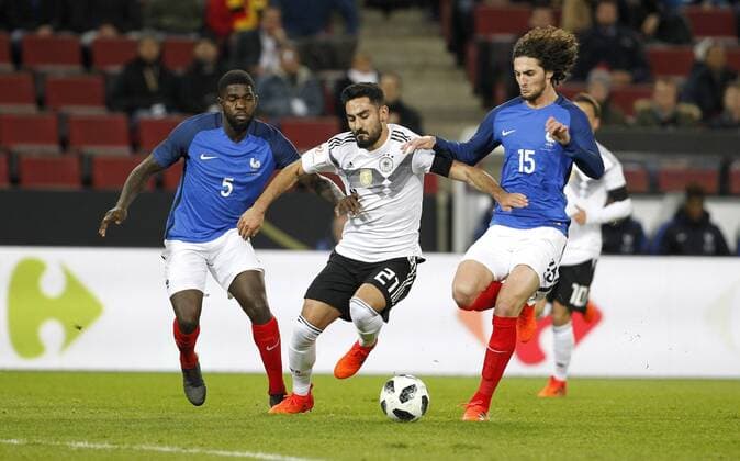 Köln, RheinEnergieStadion, 14.11.17: Ilkay Gündogan (Deutschland) (M) gegen Adrien Rabiot (Frankreich) (R) und Samuel Umtiti (Frankreich) beim Länderspiel Deutschland vs. Frankreich.