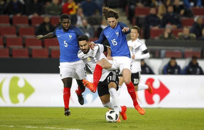Köln, RheinEnergieStadion, 14.11.17: Ilkay Gündogan (Deutschland) (L) gegen Adrien Rabiot (Frankreich) beim Länderspiel Deutschland vs. Frankreich.