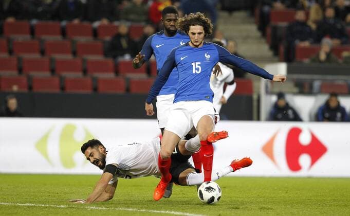 Köln, RheinEnergieStadion, 14.11.17: Ilkay Gündogan (Deutschland) (L) gegen Adrien Rabiot (Frankreich) beim Länderspiel Deutschland vs. Frankreich.