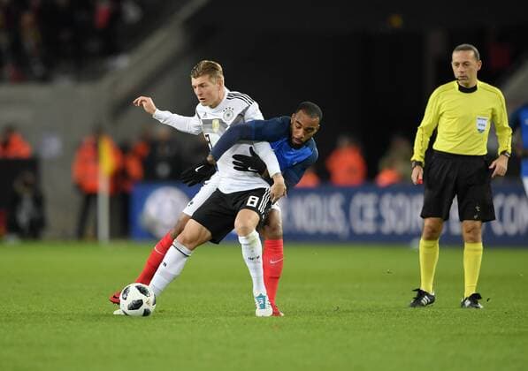 14.11.2017, Fussball Nationalmannschaft, Laenderspiel, Deutschland - Frankreich, Toni Kroos (Deutschland), li., gegen Alexandre Lacazette (Frankreich)