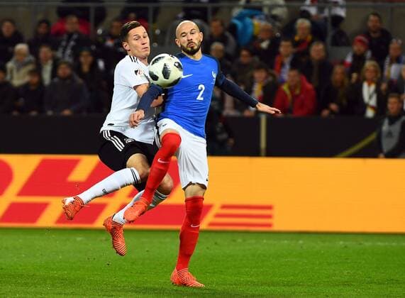 14.11.2017, xjhx, Fussball Laenderspiel Freundschaftsspiel, Deutschland - Frankreich, emspor, v.l. Julian Draxler (Deutsche Fussball Nationalmannschaft DFB), Christophe Jallet (Frankreich) Koeln