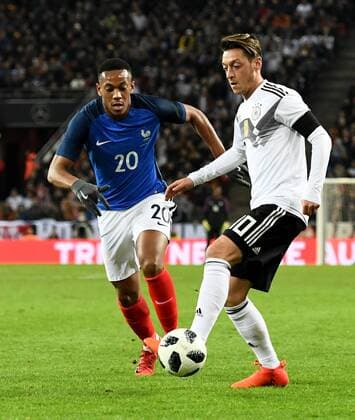 14.11.2017, xfux, Fussball Laenderspiel Freundschaftsspiel, Deutschland - Frankreich, emspor, v.l. Anthony Martial (Frankreich), Mesut Oezil (Deutsche Fussball Nationalmannschaft DFB) Koeln