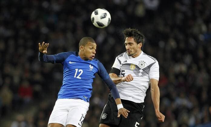 Köln, RheinEnergieStadion, 14.11.17: Kylian Mbappe (Frankreich) (L) im Kopfballduell mit Mats Hummels (Deutschland) beim Länderspiel Deutschland vs. Frankreich.