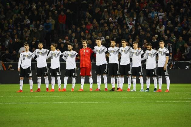Bilder des Tages - SPORT Schweigeminute für den verstorbenen Hans Schäfer - 14.11.2017: Deutschland vs. Frankreich, Rhein Energie Stadion Koeln