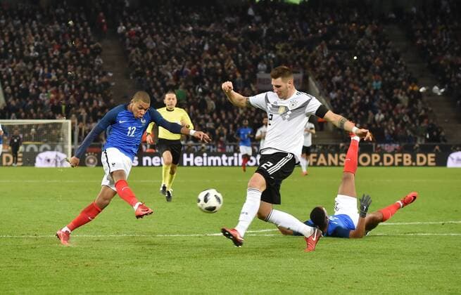 14.11.2017, Fussball Nationalmannschaft, Laenderspiel, Deutschland - Frankreich, Kylian Mbappe (Frankreich), li., gegen Niklas Suele, Niklas Süle (Deutschland)