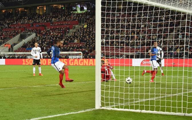 14.11.2017, Fussball Nationalmannschaft, Laenderspiel, Deutschland - Frankreich, Alexandre Lacazette (Frankreich), li., erzielt nach Vorarbeit von Anthony Martial (Frankreich), re., das Tor zum 0:1, Torwart Kevin Trapp (Deutschland) ist machtlos