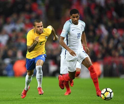 England v Brazil International Friendly L?nderspiel Marcus Rashford of England and Dani Alves (C) of Brazil during the International Friendly match at Wembley Stadium, London Content Not Available For UK Newspapers Copyright: xSimonxDaelx FIL-10953-0009