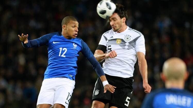 Fussball, Herren, Deutschland, Nationalteam, Freundschaftsspiel zur WM 2018 in Russland, Rhein Energie Stadion Köln: Deutschland (weiss) - Frankreich (blau); Mats Hummels (GER), Kylian Mbappe (FRA), Aktion.