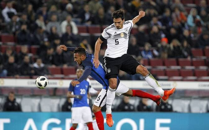 Köln, RheinEnergieStadion, 14.11.17: Corentin Tolisso (Frankreich) (L) im Kopfballduell mit Mats Hummels (Deutschland) beim Länderspiel Deutschland vs. Frankreich.