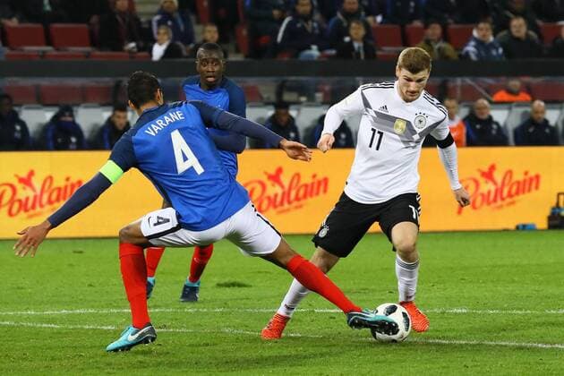 Raphael Varane (Frankreich, France) trennt Timo Werner (Deutschland, Germany) vom Ball - 14.11.2017: Deutschland vs. Frankreich, Rhein Energie Stadion Koeln