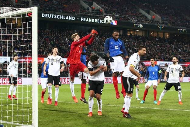 v.l. Emre Can, Niklas Süle, Torwart Kevin Trapp, Mats Hummels, Alexandre Lacazette, Sami Khedira, Raphael Varane, Ilkay Gündogan Aktion Spielszene Zweikampf im Strafraum Torraum Fußball Fussball Länderspiel Testspiel Saison 2017 2018 14.11.2017 DFB Nationalmannschaft GER BRDeutschland vs. Frankreich FRA