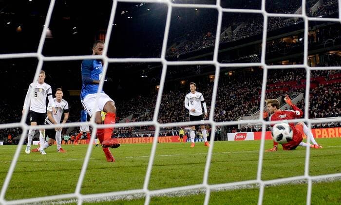14.11.2017, xfux, Fussball Laenderspiel Freundschaftsspiel, Deutschland - Frankreich, emspor, v.l. Alexandre Lacazette (Frankreich), Kevin Trapp (Deutsche Fussball Nationalmannschaft DFB) Goal scored, Tor zum 0:1 Koeln