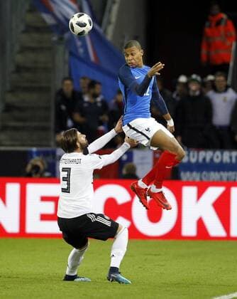 Köln, RheinEnergieStadion, 14.11.17: Marvin Plattenhardt (Deutschland) (L) im Zweikampf mit Kylian Mbappe (Frankreich) beim Länderspiel Deutschland vs. Frankreich.