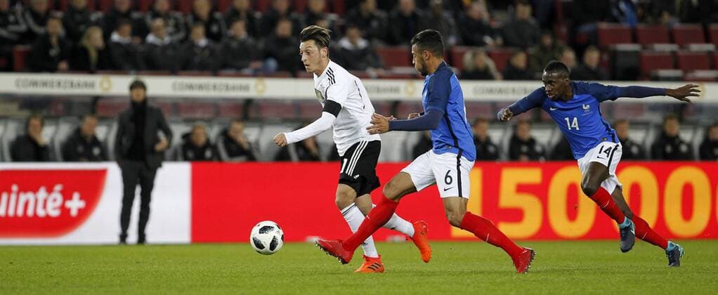 Köln, RheinEnergieStadion, 14.11.17: Mesut Özil (Deutschland) (M) gegen Corentin Tolisso (Frankreich) beim Länderspiel Deutschland vs. Frankreich.