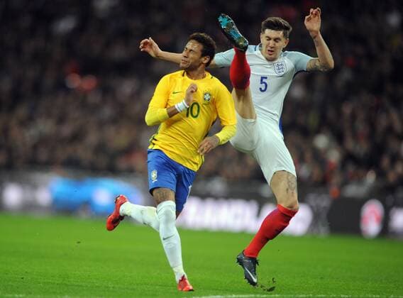 Bilder des Tages - SPORT Football - 2017 2018 International Friendly Länderspiel - England vs. Brazil Neymar of Brazil is challenged by a high kick from John Stones of England, at Wembley. COLORSPORT ANDREW COWIE 