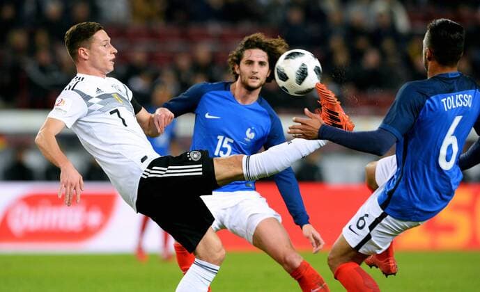 Bilder des Tages - SPORT Fussball, Herren, Deutschland, Nationalteam, Freundschaftsspiel zur WM 2018 in Russland, Rhein Energie Stadion Köln: Deutschland (weiss) - Frankreich (blau); Julian Draxler (GER), Adrien Rabiot (FRA), Corentin Tolisso (FRA), Aktion.