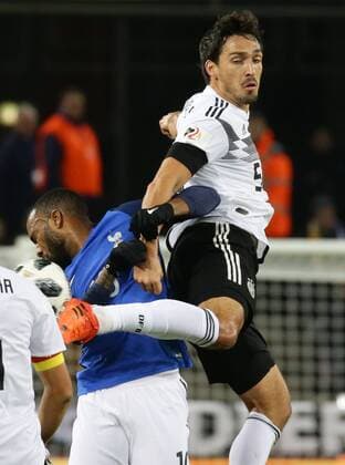 Bilder des Tages - SPORT Köln , Fußball Länderspiel Deutschland vs. Frankreich , von links: Alexandra Lacazette ( FRA ) Mats Hummels ( GER )