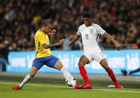 England s Marcus Rashford tussles with Brazil s Dani Alves during the International Friendly Länderspiel match at Wembley Stadium, London . Picture date: 14th November 2017. Picture credit should read: David Klein Sportimage EDITORIAL USE ONLY. No use with unauthorised audio, video, data, fixture lists, club league logos or live services. Online in-match use limited to 120 images, no video emulation. No use in betting, games or single club league player publications.