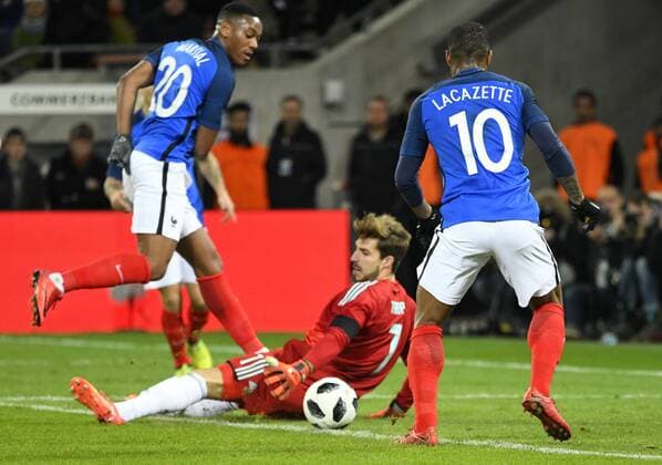 Rhein-Energie-Stadion Köln 14.11.2017, 8. Spieltag - Nationalteams Freundschaftsspiele, Deutschland vs Frankreich ---- Kevin Trapp (m.)wird von Anthony Martial (li.) und dem Torschützen Alexandre Lacazette ausgespielt