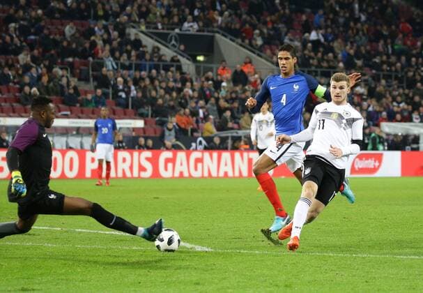 Köln , Fußball Länderspiel Deutschland vs. Frankreich , von links: Steve Mandanda ( FRA ) Raphael Varane ( FRA ) Timo Werner ( GER )