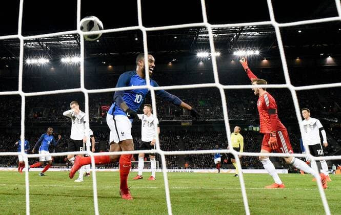 Bilder des Tages - SPORT 14.11.2017, xfux, Fussball Laenderspiel Freundschaftsspiel, Deutschland - Frankreich, emspor, v.l. Alexandre Lacazette (Frankreich), Kevin Trapp (Deutsche Fussball Nationalmannschaft DFB) Goal scored, Tor zum 0:1 Koeln