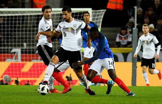 14.11.2017, xfux, Fussball Laenderspiel Freundschaftsspiel, Deutschland - Frankreich, emspor, v.l. Sami Khedira (Deutsche Fussball Nationalmannschaft DFB), Blaise Matuidi (Frankreich) Koeln