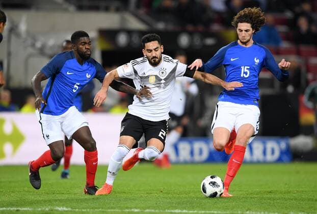 FUSSBALL INTERNATIONAL TESTSPIEL IN KOELN Deutschland - Frankreich 14.11.2017 Ilkay Guendogan (Mitte, Deutschland) gegen Samuel Umtiti (li) und Adrien Rabiot (re, beide Frankreich) Koeln
