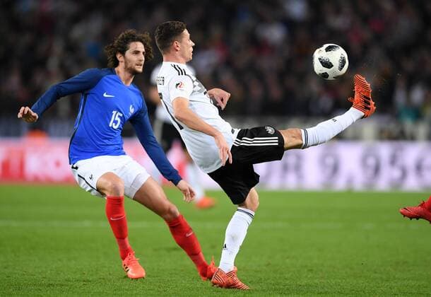 FUSSBALL INTERNATIONAL TESTSPIEL IN KOELN Deutschland - Frankreich 14.11.2017 Julian Draxler (re. Deutschland) gegen Adrien Rabiot (li, Frankreich) Koeln
