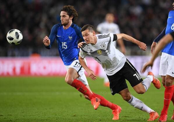 FUSSBALL INTERNATIONAL TESTSPIEL IN KOELN Deutschland - Frankreich 14.11.2017 Julian Draxler (re. Deutschland) gegen Adrien Rabiot (li, Frankreich) Koeln