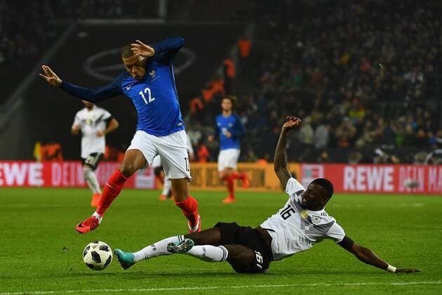 Bilder des Tages - SPORT 14.11.2017, xjhx, Fussball Laenderspiel Freundschaftsspiel, Deutschland - Frankreich, emspor, v.l. Kylian Mbappe (Frankreich), Antonio Ruediger (Deutsche Fussball Nationalmanschaft DFB) Koeln