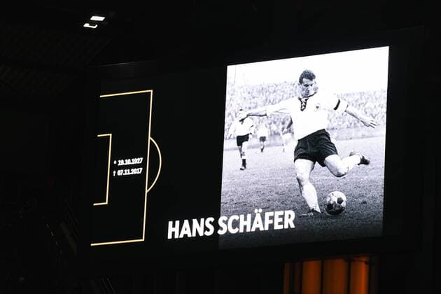 Themen der Woche - SPORT Bilder des Tages - SPORT Fussball, Herren, Saison 2017 2018, Testspiel in Köln, Deutschland - Frankreich, Viedowand im Stadion mit Bildern vom kürzlich versorbenen Hans Schäfter (Fußball-Weltmeister 1954), 14.11.2017, Copyright: xMatthiasxKochx